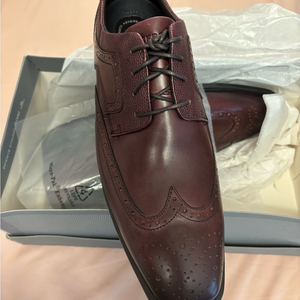 Rockport Burgundy Farrow Wingtip shoes. Brand new